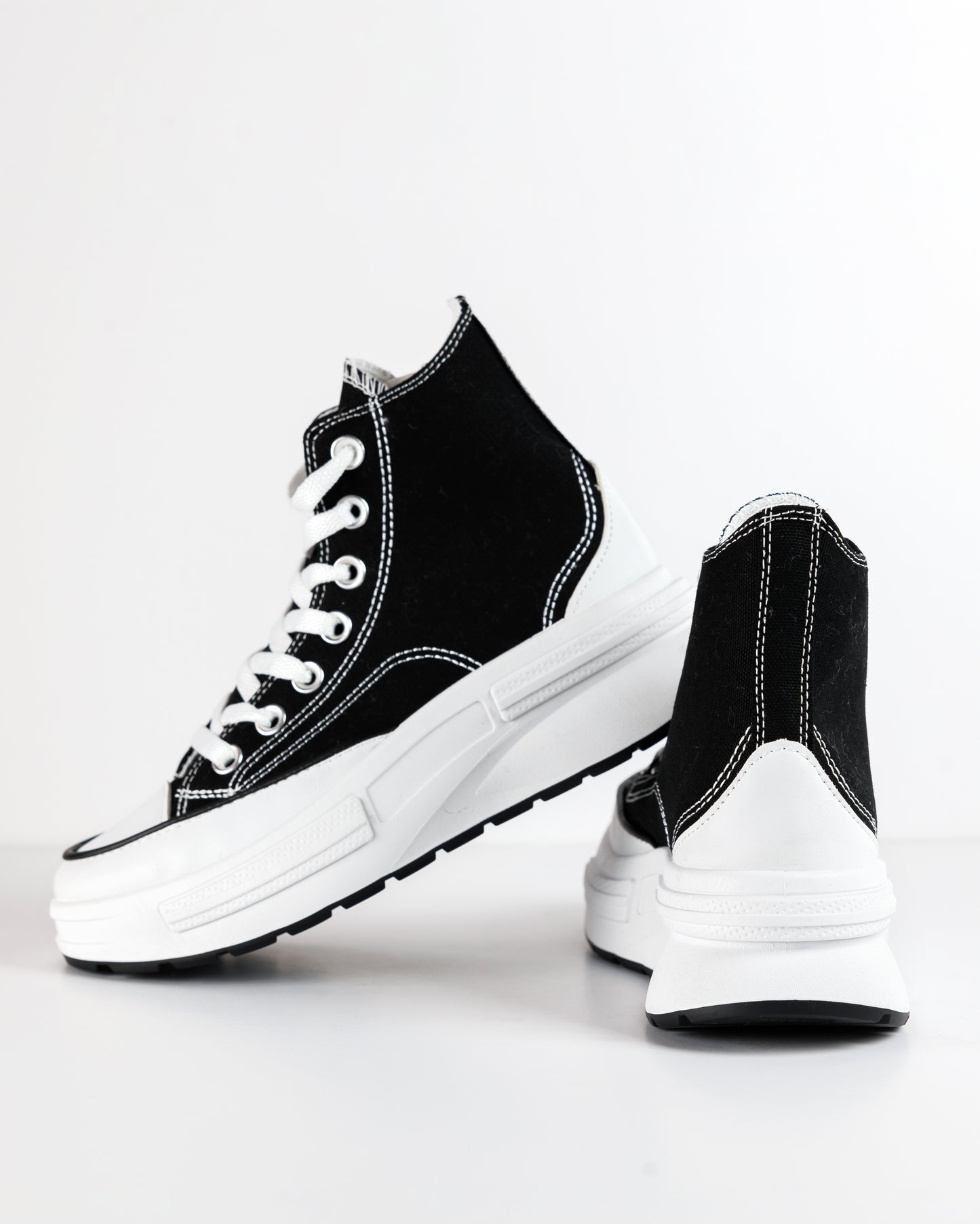 Zapatillas Negras Miércoles